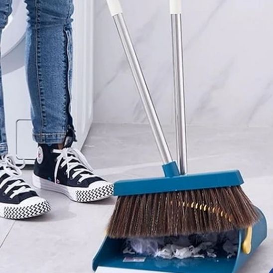 Balai et pelle ramasse dechets