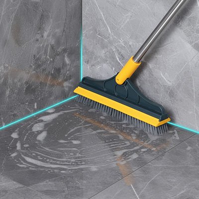 balai brosse nettoie sol avec liquide