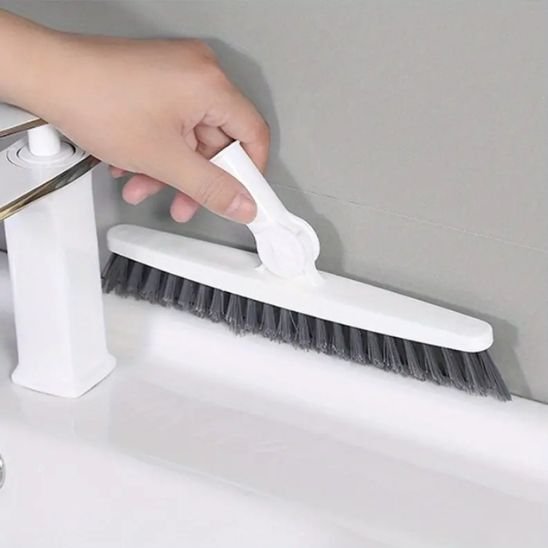 balai brosse nettoie sols avec main