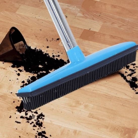 Balai ramasse saletes sur parquet
