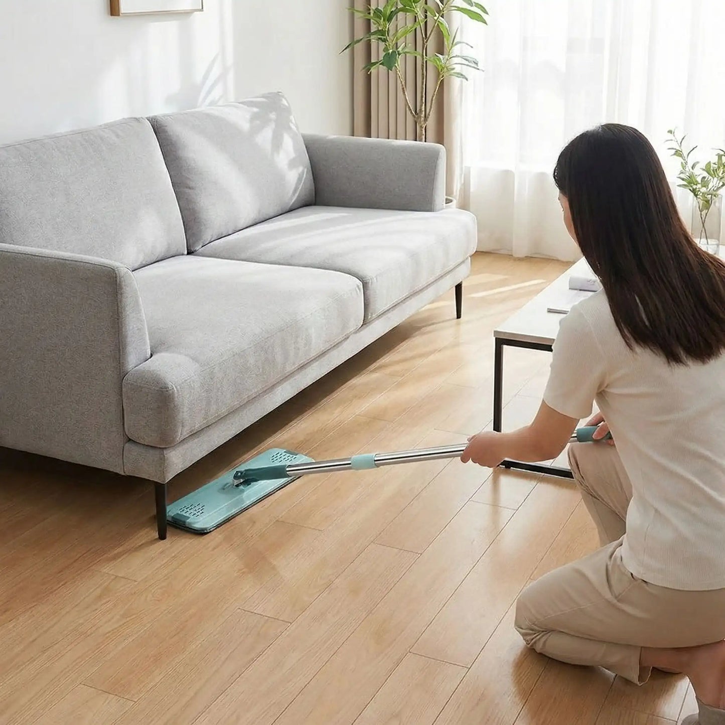 balai serpillère pratique pour nettoyage sous meubles