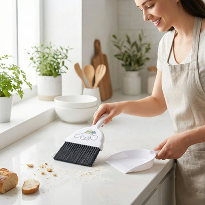 femme nettoie son comptoir avec balayette et pelle