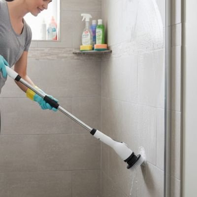 femme utilise Brosse nettoyage electrique dans douche