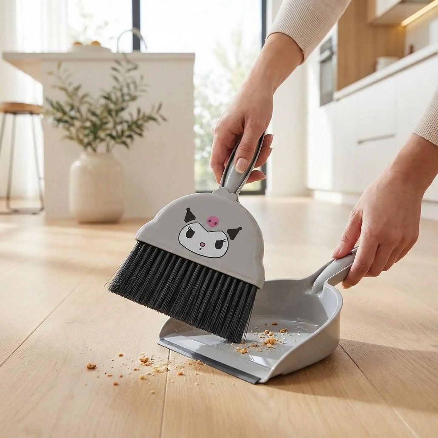 femme nettoie avec balayette et pelle