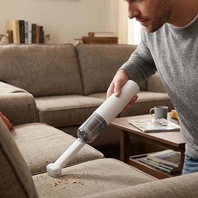 Mini aspirateur Discret nettoyant des miettes.