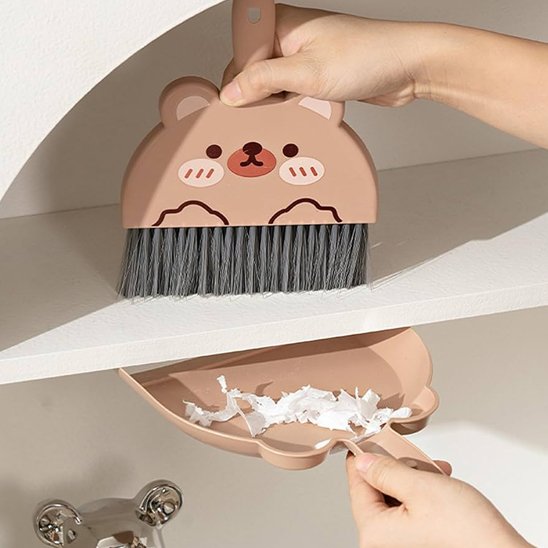 nettoyage dechets avec pelle et balayette Élégance Design