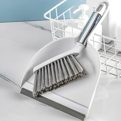 pelle balayette dans salle bain