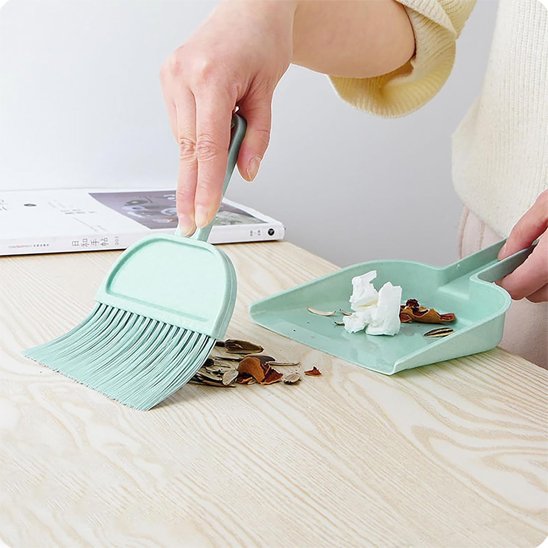 Pelle et balayette nettoyage bureau 