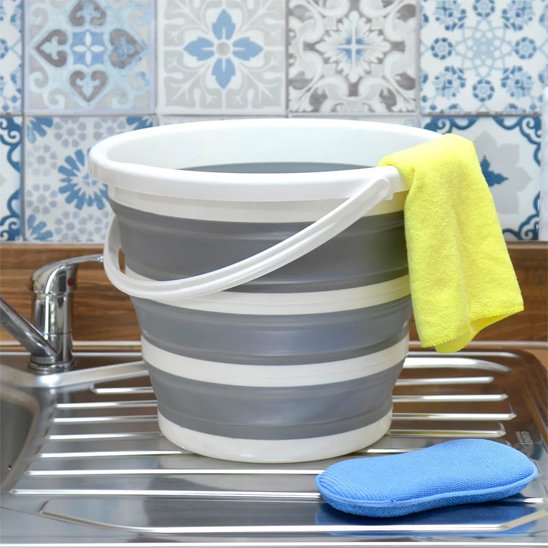 Seau pliable pratique dans cuisine